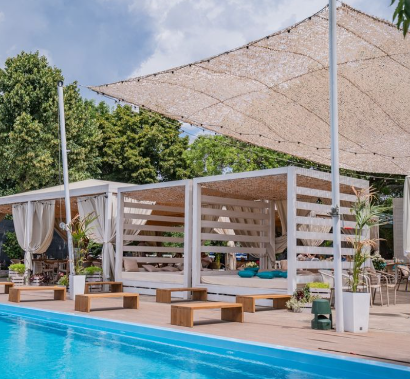 Порятунок від спеки у Києві. Де можна відпочити біля басейну і скільки це коштує